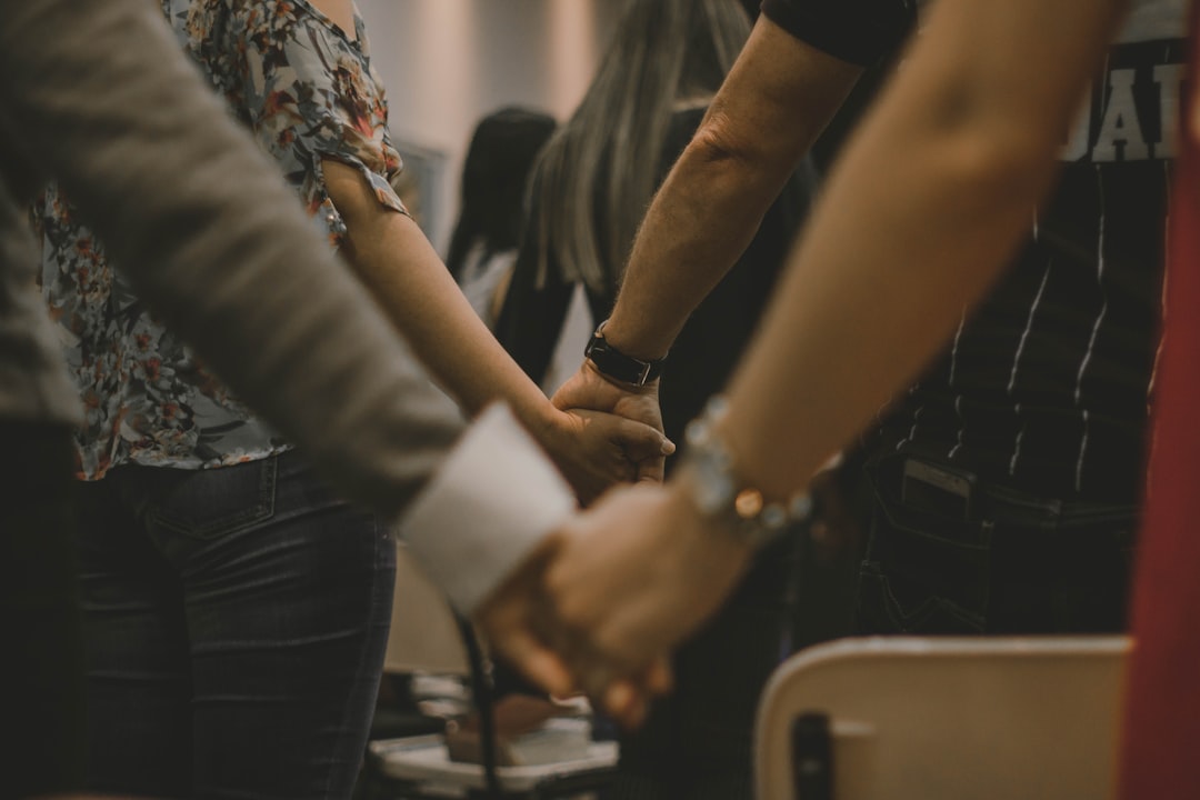 couples-holding-hands-ikqhfojjwsi
