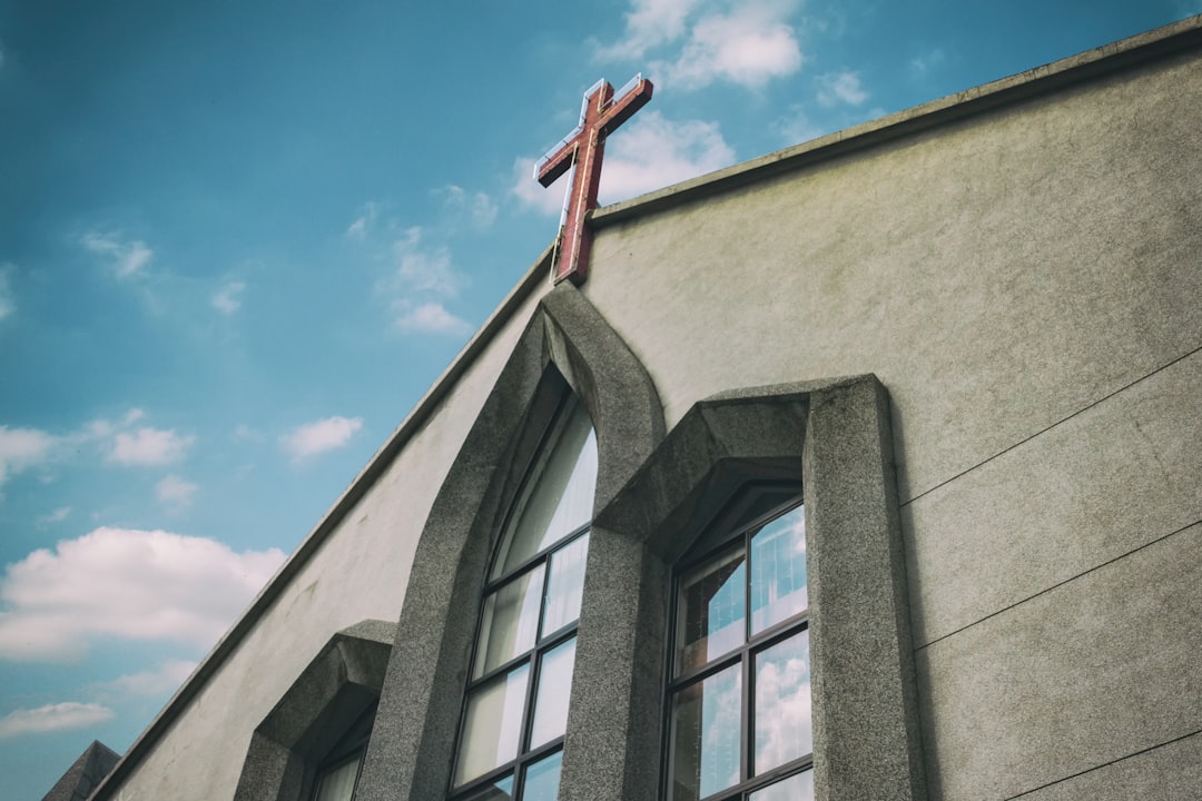 gray-concrete-church-qcjc1kpa4na